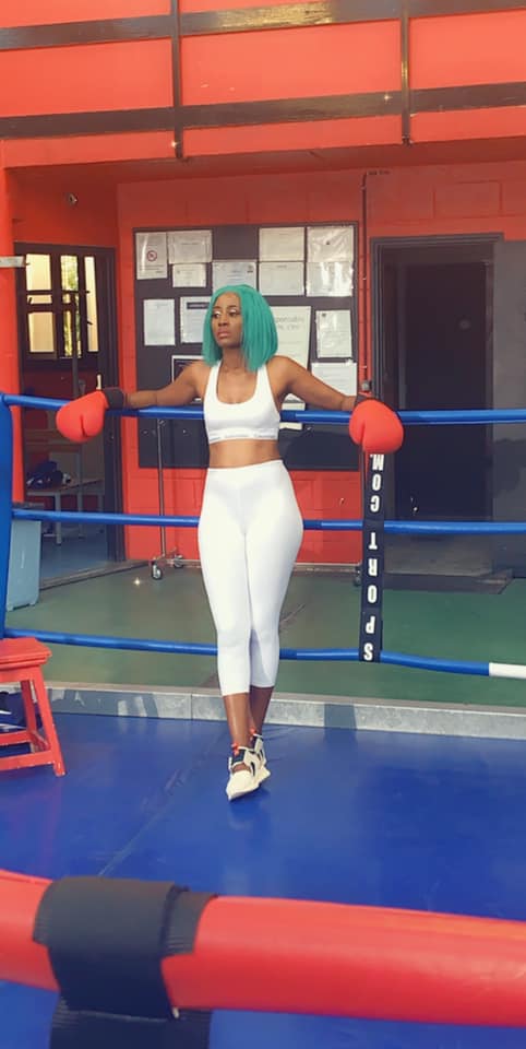 (06 photos) : Que mijote Queen Biz dans une salle de boxe?